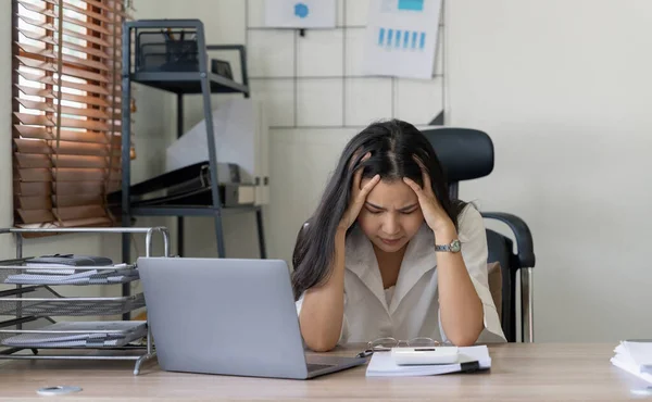 Zmęczona Księgowa Czuje Ból Głowy Zestresowana Kobieta Pracująca Biurze Biurze — Zdjęcie stockowe