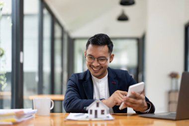 Emlak, iş adamı temsilcisi, emlak, işadamı ve emlak, ev inşaatı ya da ipotek hakkında yatırım ve finans kredisi hesapları yapıyor, erkek hesap makinesi kullanıyor