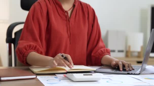 Femme Calculant Les Finances Prenant Des Notes Dans Carnet Assise — Video