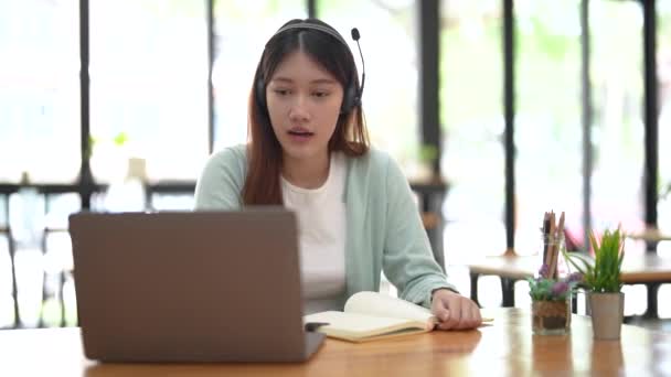 Mujer Escribiendo Cuaderno Desde Portátil Asiático Chica Estudiante Distancia Aprendizaje — Vídeo de stock