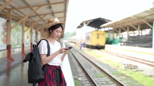 Young Asian Woman Use Mobile Phone Call Friend Waiting Train — Stock Video