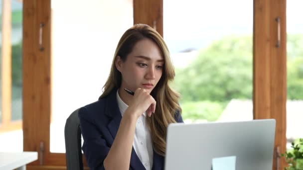 Réfléchi Femme Asiatique Concernée Travaillant Sur Ordinateur Portable Penser Résoudre — Video