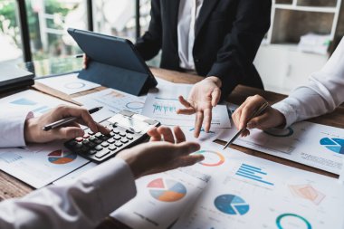 İş Adamları Toplantısı Ofisteki mali rapor tablosu verilerini analiz etmek, tartışmak ve beyin fırtınası yapmak için Mali Danışmanlık Ekibi ve Muhasebe Konsepti