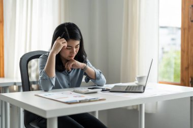 Genç yorgun, çok çalışan iş kadını serbest çalışan, çok çalışmaktan yorulmuş, ofiste migren ağrısı çeken bir genç. Son teslim tarihi, işten çıkarılan işçi, borç, sorun kavramı.