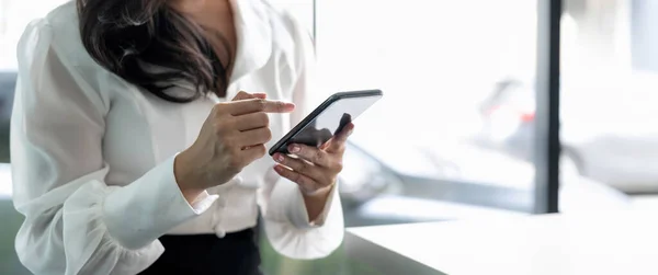 Close Jovem Empresária Usando Telefone Celular Escritório Moderno — Fotografia de Stock