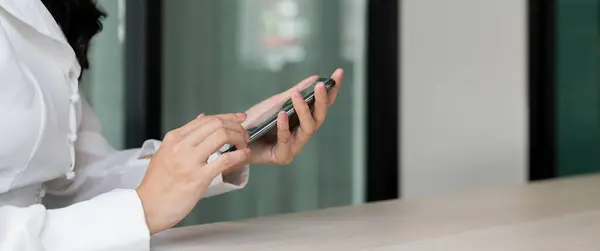 Женщина Пальцем Экране Помощью Мобильного Телефона Офисе — стоковое фото