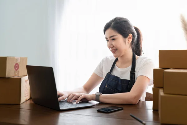 Démarrage Petites Entreprises Propriétaire Pme Entrepreneure Travaillent Sur Des Boîtes — Photo