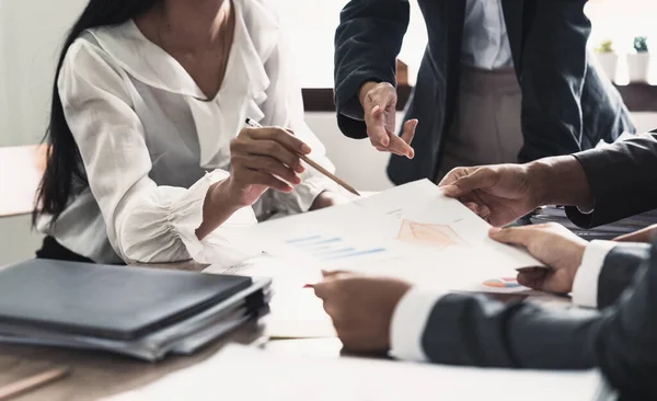 Colaboração Equipe Negócios Discutindo Análise Com Dados Financeiros Gráfico Relatório — Fotografia de Stock