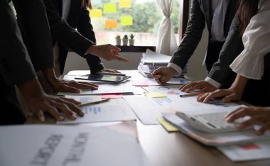 Toplantı odasındaki mali raporun analizi ve tartışılması için Asyalı iş danışmanı toplantısı. Yatırım Danışmanı, Mali Danışman ve Muhasebe Konsepti.