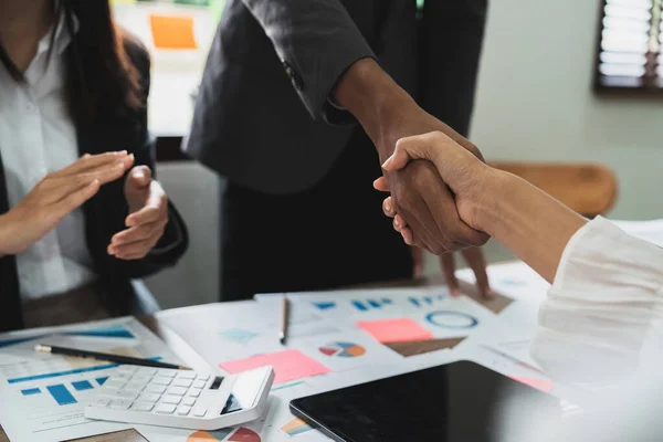 Gente Negocios Del Grupo Apretón Manos Mesa Reuniones Oficina Junto — Foto de Stock