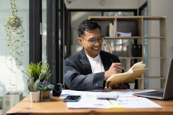 Uomo Asiatico Giacca Cravatta Con Computer Portatile Prendere Appunti Scrittura — Foto Stock