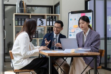 Toplantı odasındaki mali raporun analizi ve tartışılması için Asyalı iş danışmanı toplantısı. Yatırım Danışmanı, Mali Danışman ve Muhasebe Konsepti