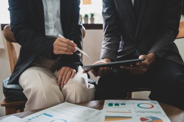 İş adamları iş stratejileri planlamak için veri analizi rakamları için toplanıyorlar. İş tartışması kavramı.