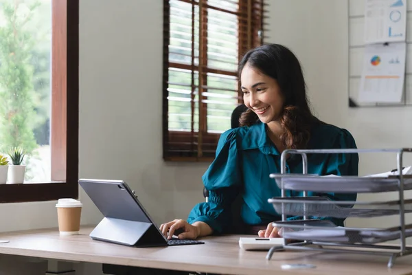 Красивая Улыбка Бизнес Азиатская Женщина Работает Ноутбуке Компьютер Калькулятор — стоковое фото