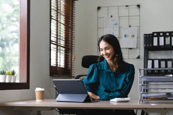 ラップトップコンピュータと電卓で働く美しい笑顔ビジネスアジアの女性 — ストック写真