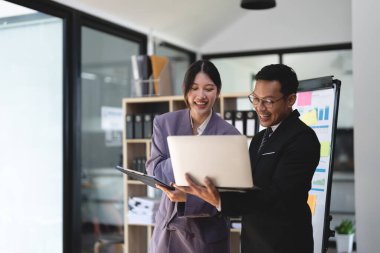 İş adamları toplanıp harita ve grafikleri tartışıyor ve şirketin raporuna göre ofiste hisse senedi pazarlaması yapılıyor. İş ekibi ofiste birlikte çalışmak ve tartışmak için ayağa kalkar..