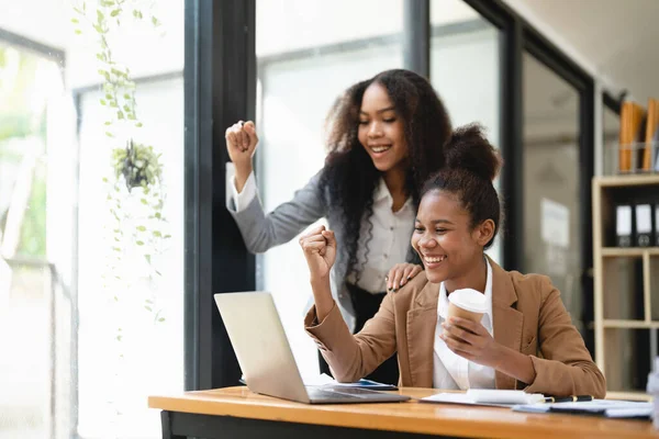 Femmes Africaines Excitées Atteindre Des Objectifs Excités Levé Les Mains — Photo