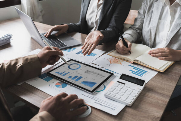 Встреча азиатских бизнес-консультантов для анализа и обсуждения ситуации с финансовым отчетом в помещении заседания.Инвестиционный консультант, финансовый консультант и концепция бухгалтерского учета