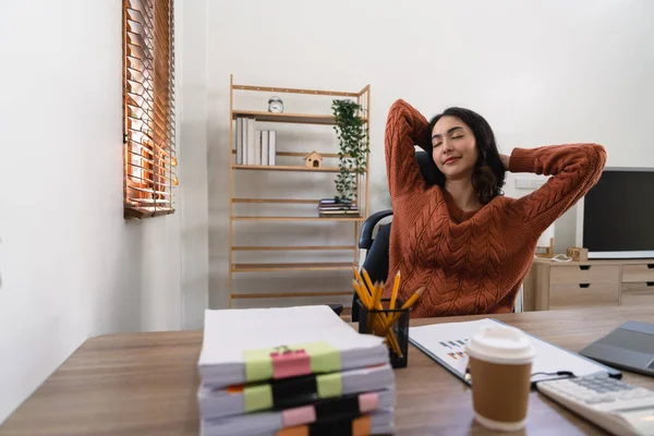Jung Business Asiatisch Frau Relaxen Arbeitsplatz Büro — Stockfoto