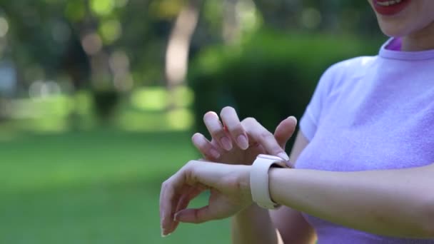 Giovane Donna Corridore Guardando Sport Orologio Intelligente Controllare Prestazioni Frequenza — Video Stock