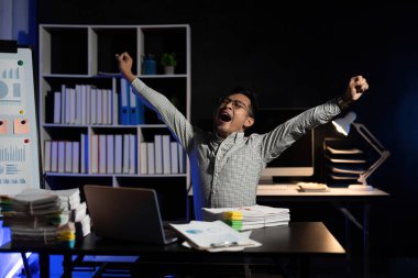 Esneme, tükenme ve yorgun iş adamlarının ofiste uykusu var. İşi başından aşkın ve yorgunluktan bunalmış. Zihinsel sağlık, esneyen ve yorgun siyah adam bilgisayarında fazla mesai yapıyor.