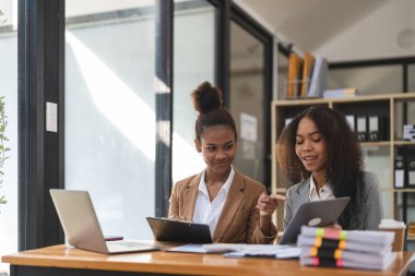 Ofiste birlikte çalışan iki genç iş adamı. finansal analiz muhasebe kavramı