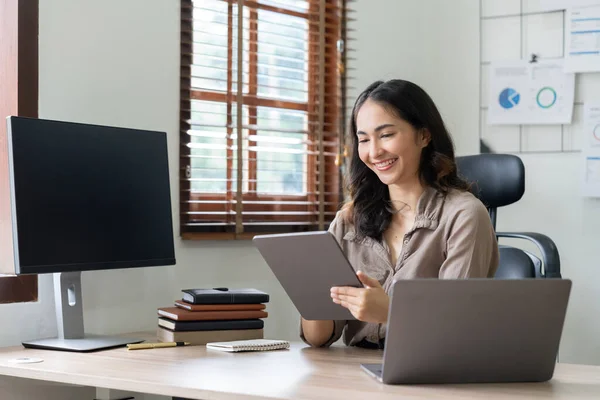 Femme Comptable Asiatique Préparant Rapport Financier Annuel Vérifiant Les Résultats — Photo