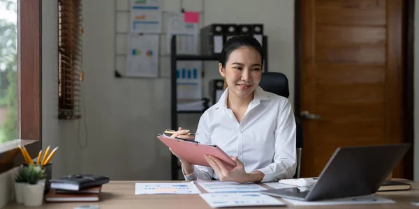 사무실에서 계산기와 컴퓨터를 사용하는 회계사의 — 스톡 사진