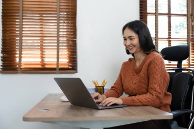 Ofiste hesap makinesi ve dizüstü bilgisayar kullanan kadın muhasebeci, finans ve muhasebe kavramı