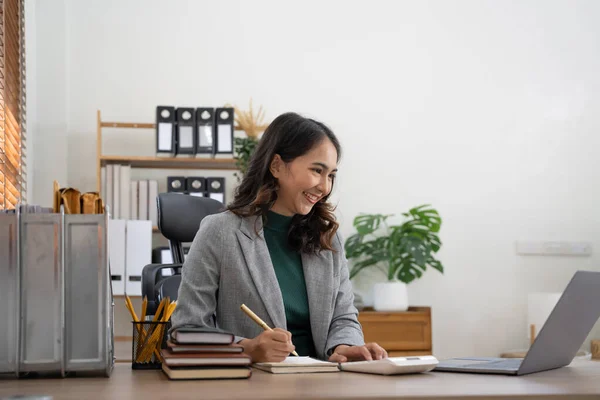 Азиатская Женщина Работает Ноутбук Бизнес Финансового Анализа Ноутбуке Офисе — стоковое фото