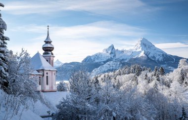 Berchtesgaden, Yukarı Bavyera 'nın güneydoğusunda, Berchtesgadener Toprakları' na bağlı bir pazardır. Watzmann, Berchtesgaden Alpleri 'nin merkezi sıradağıdır..