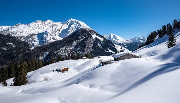 Панорама мальовничого австрійського зимового краєвиду на землі Зальцбургера (Пінцгау, Австрія). — стокове фото