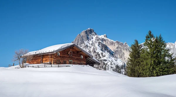 Традиційні австрійські альпійські хатини в ідилічному зимовому ландшафті, Земля Зальцбургера, Австрія. — стокове фото
