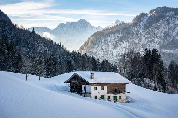 Традиційний аустрійський фермерський будинок в ідилічному зимовому ландшафті, Земля Зальцбургера, Австрія. — стокове фото