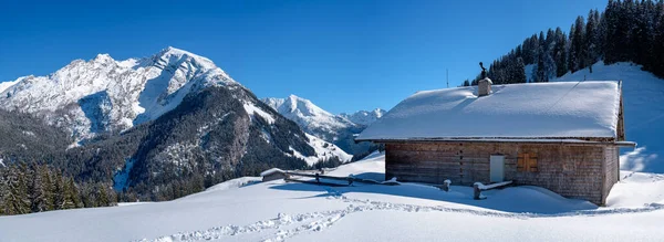 Cabane alpine autrichienne traditionnelle dans un paysage hivernal idyllique, Salzburger Land, Autriche — Photo