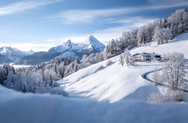 Berchtesgaden, Bavyera, Almanya 'da çiftlik ve dağlı Idyllic karlı manzara