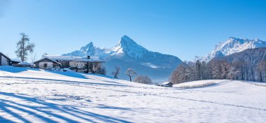 Berchtesgaden, Bavyera, Almanya 'da çiftlik ve dağ manzarası