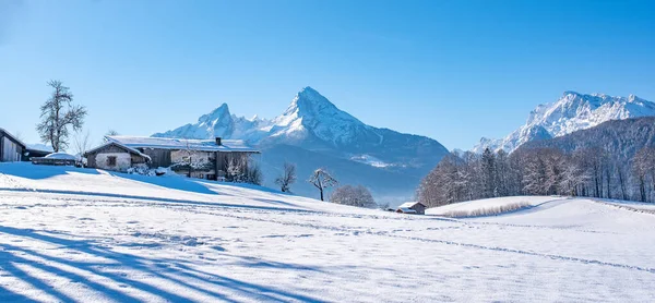 Сценічний сніговий пейзаж з фермою та горою, Берхтесгаден, Баварія, Німеччина. — стокове фото
