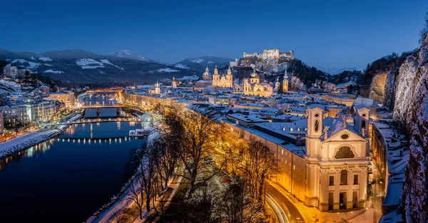 Ambiente nocturno idílico en la ciudad de Salzburgo en invierno, Austria — Foto de Stock