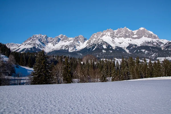 Wilder Kaiser dans un paysage hivernal idyllique à Kitzbuehel, Tyrol, Autriche — Photo