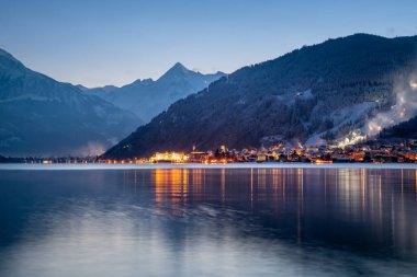 Zeller 'in Panorama' sı Zell am kasabası ile kışın Kitzsteinhorn, Salzburger Diyarı, Avusturya
