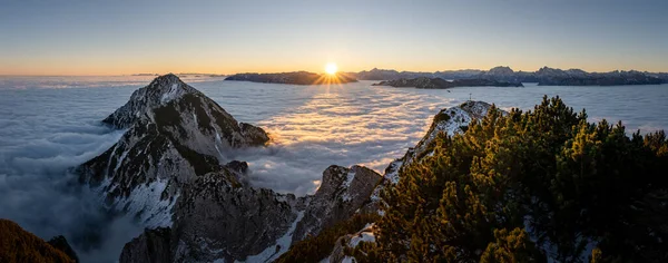 Berchtesgaden Alps at sunrise over a sea of clouds, Zwiesel summit cross, Bad Reichenhall, Bavaria, Germany — 图库照片