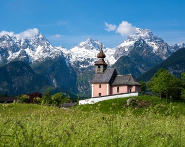 Lofer, Salzburger Toprakları, Avusturya 'da cennet gibi bir dağlık alanda kilise.