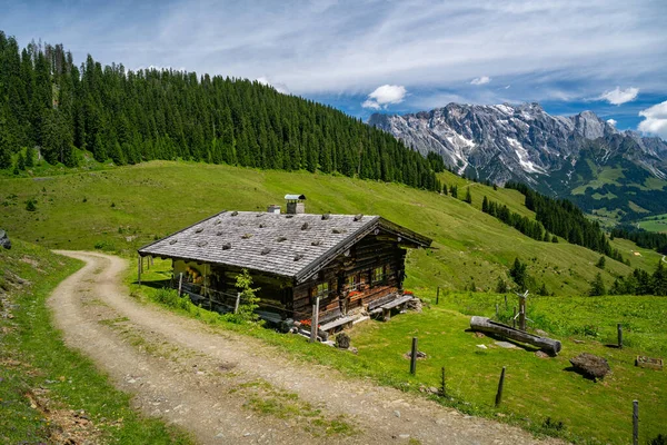 Cabaña alpina tradicional frente a la cordillera de Hochkoenig, Maria Alm, Dienten, Salzburgo, Austria —  Fotos de Stock