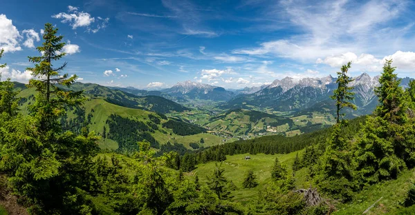 Widok panoramiczny na Marię Alm i Saalfelden w lecie, Salzburg, Austria — Zdjęcie stockowe