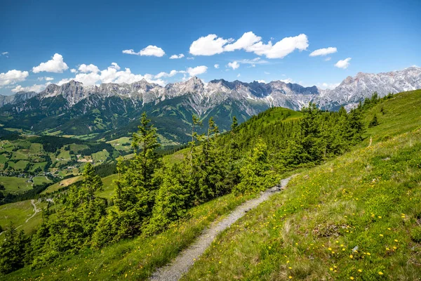 Sendero idílico en los Alpes, Salzburgo, Austria — Foto de Stock