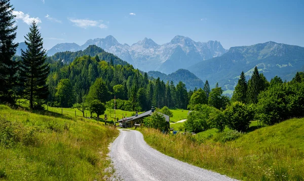Alpine path with summer mountain landscape, Unken, Pinzgau, Salzburger Land, Austria — стоковое фото