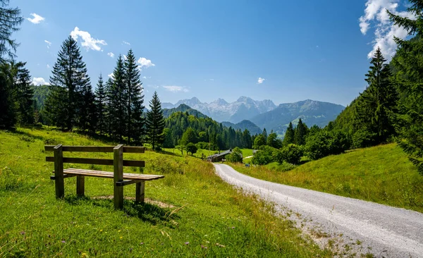 Sedadlo vedle Almweg s letní horskou krajinou, Unken, Pinzgau, Salzburger Land, Rakousko — Stock fotografie