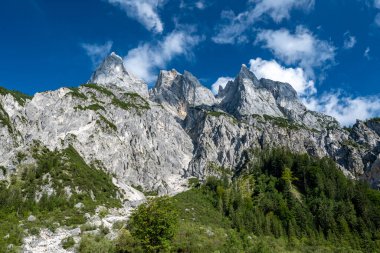 Ramsau, Bavyera, Almanya yakınlarındaki Klausbachtal 'da etkileyici dağ zirveleri