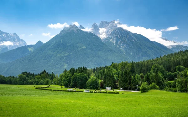 Idyllic campsite in Bavaria in front of the impressive Hochkalter mountain range, Ramsau, Bavaria, Germany — стоковое фото